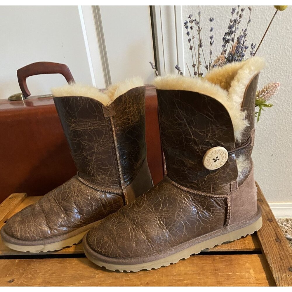 Rare Authentic Ugg Bailey Button Brown Crackled Distressed Leather Boots 6.5